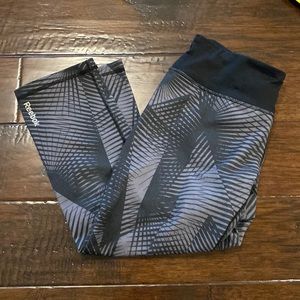 Reebok black & gray patterned Capri leggings small